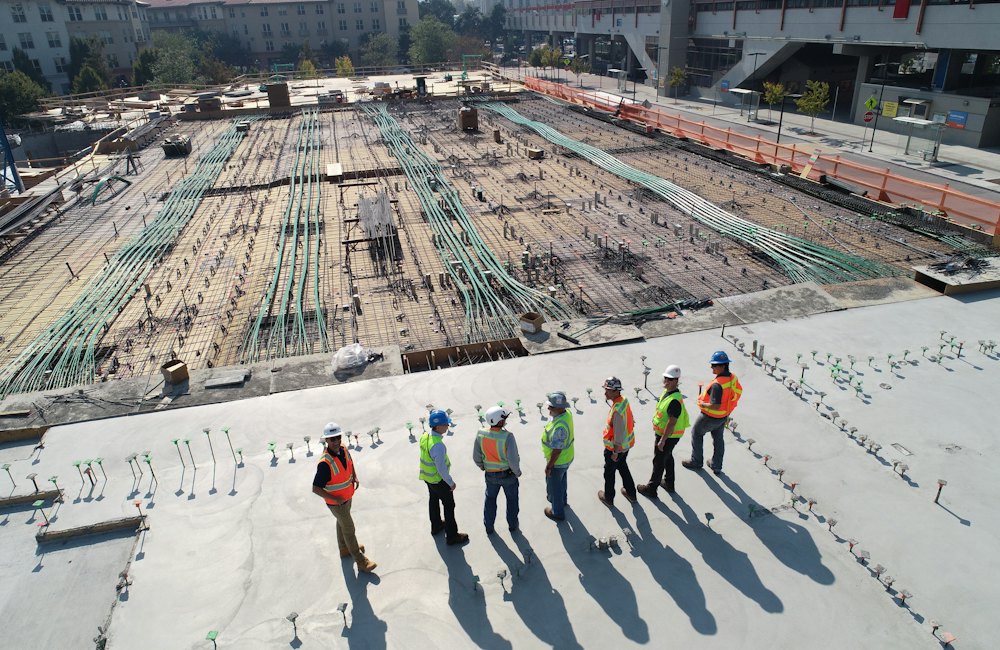 Cuadrilla de construcción en la obra