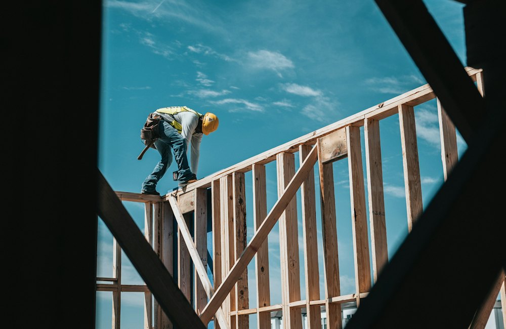 Trabajador armando la estructura de un edificio