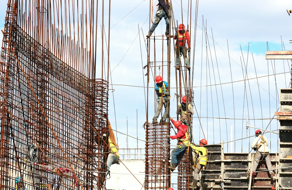 Contratistas trabajando en una construcción