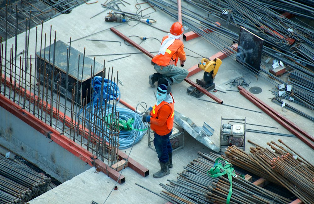 Dos trabajadores de oficio en la obra