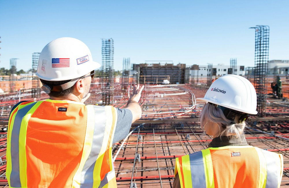 Trabajadores de construcción con chalecos de seguridad